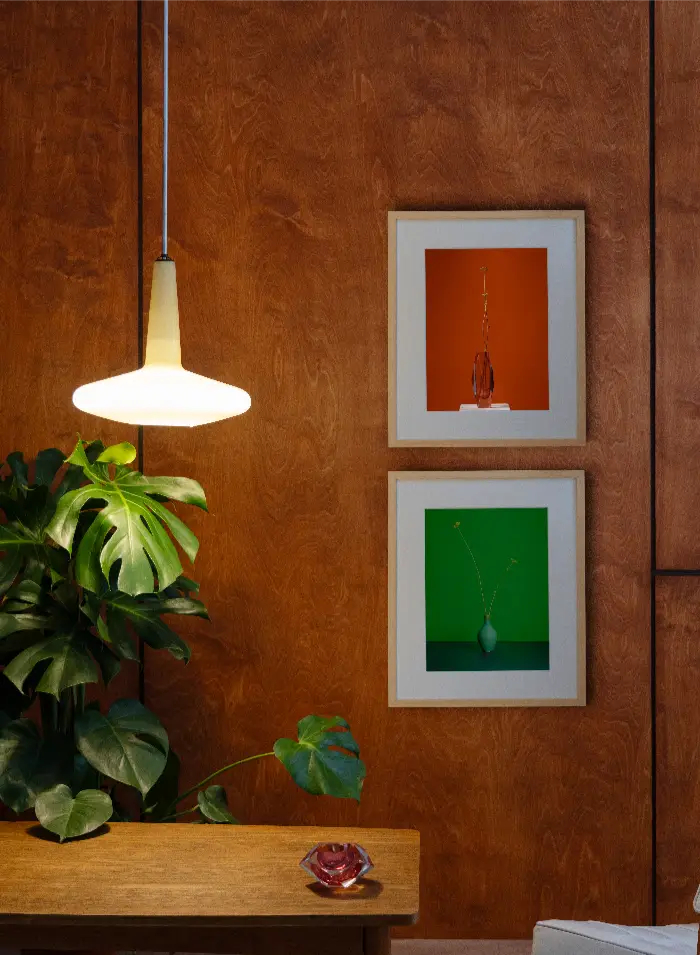 Fotografija dvije slike na drvenom zidu