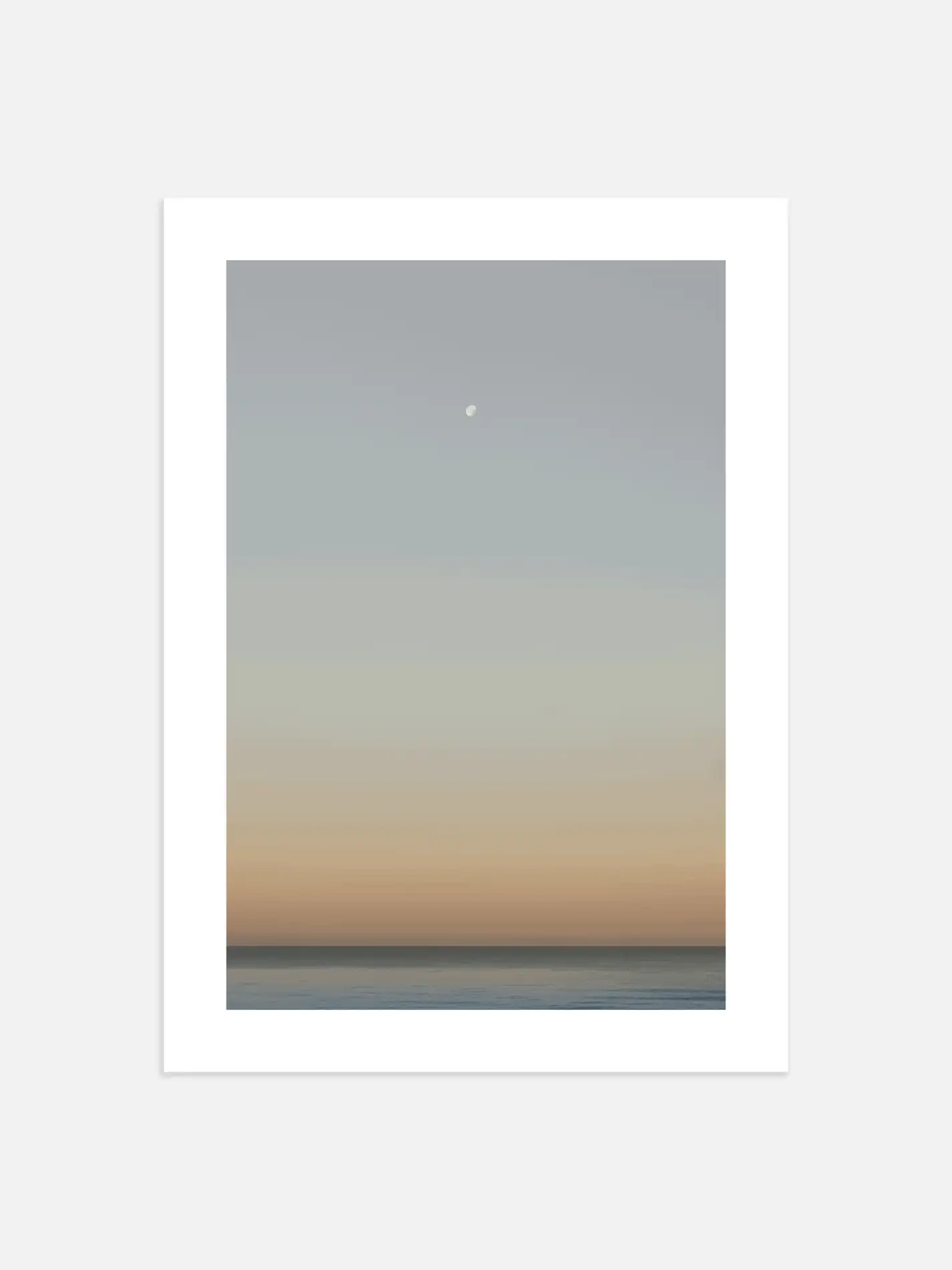 Minimalistčki prikaz mora i neba koje zauzime najveći dio art print