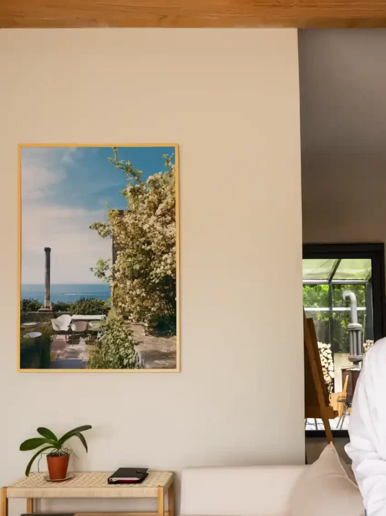 Djevojka u dnevnoj sobi gleda u fotografiju