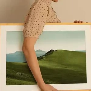 Djevojka drži sliku za zid