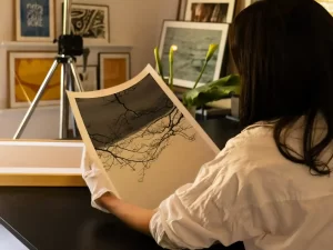 Djevojka gleda u fotografiju