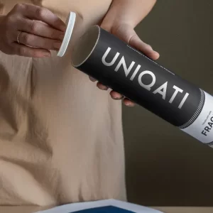 Ruke koje zatvaraju pakovanje slike