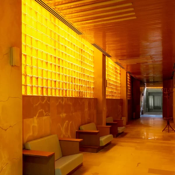 Titova vila i hodnik potpuno obojem u narandžasto zahvaljujući staklenim ciglama u toj boji.