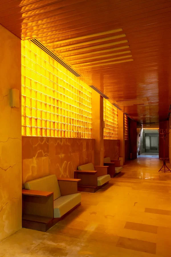 Titova vila i hodnik potpuno obojem u narandžasto zahvaljujući staklenim ciglama u toj boji.