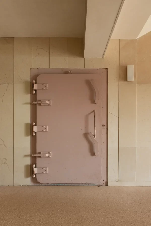 Vrata atomskog skloništa iz Titove vile u nježnoj pink boji, girly.