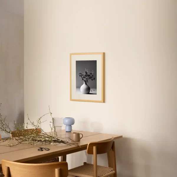 Bijela vaza sa cvijećem - slika na zidu small