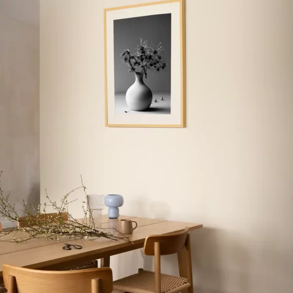 Bijela vaza sa cvijećem - slika na zidu medium