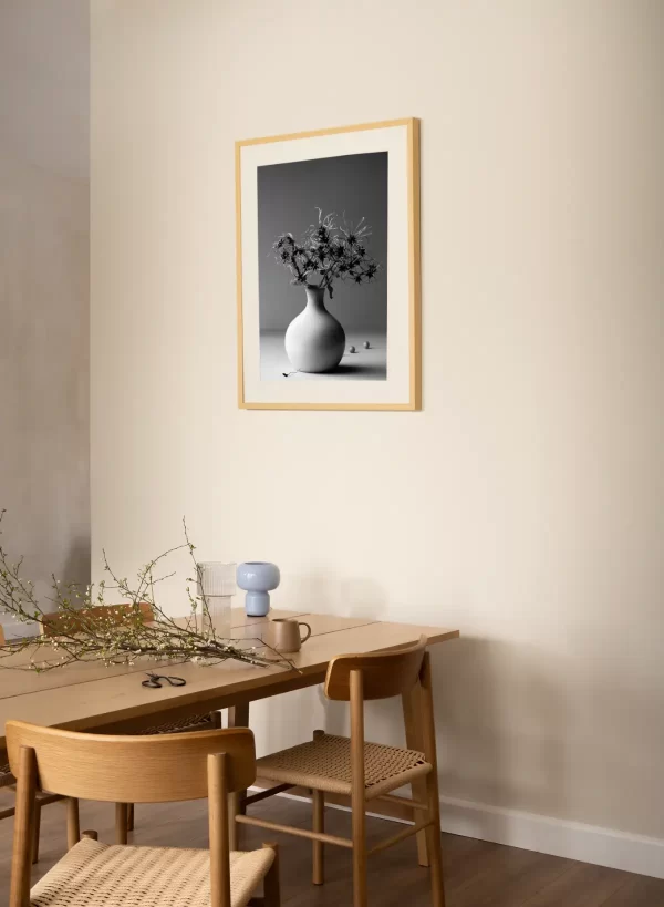 Bijela vaza sa cvijećem - slika na zidu medium
