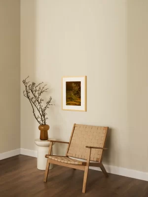 Fotografija nizbrdice i na njoj kao biseri prosuti ovce, njih preko 200 i par krava, spuštaju se da piju vodu. Na fotografiji malih dimenzija.