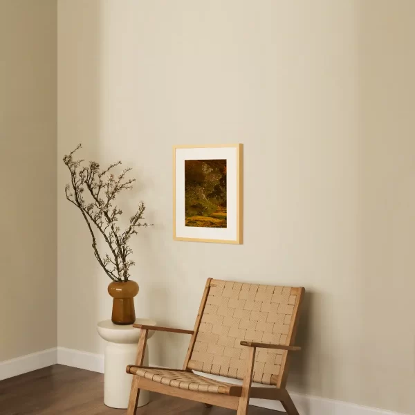 Fotografija nizbrdice i na njoj kao biseri prosuti ovce, njih preko 200 i par krava, spuštaju se da piju vodu. Na fotografiji malih dimenzija.