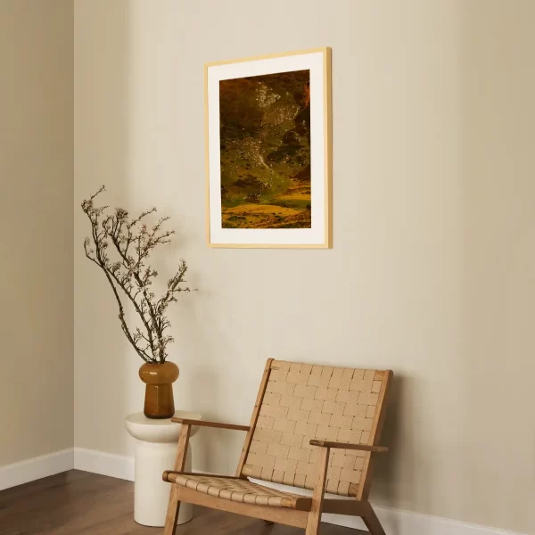 Fotografija nizbrdice i na njoj kao biseri prosuti ovce, njih preko 200 i par krava, spuštaju se da piju vodu. Na fotografiji srednjih dimenzija.