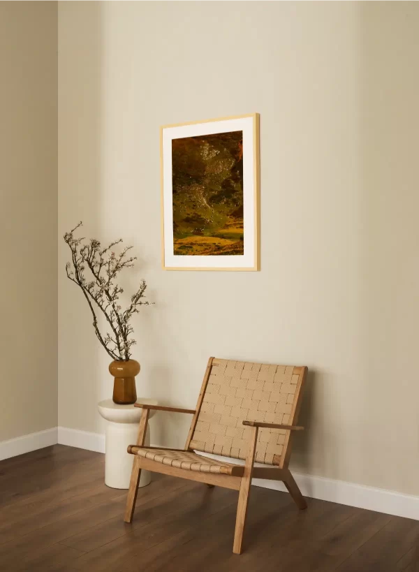 Fotografija nizbrdice i na njoj kao biseri prosuti ovce, njih preko 200 i par krava, spuštaju se da piju vodu. Na fotografiji srednjih dimenzija.