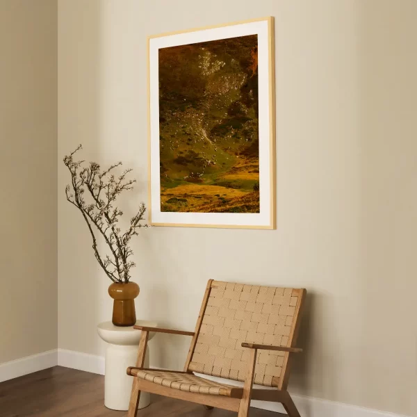 Fotografija nizbrdice i na njoj kao biseri prosuti ovce, njih preko 200 i par krava, spuštaju se da piju vodu. Na fotografiji velikih dimenzija.