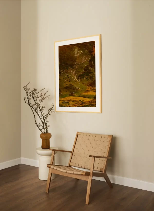 Fotografija nizbrdice i na njoj kao biseri prosuti ovce, njih preko 200 i par krava, spuštaju se da piju vodu. Na fotografiji velikih dimenzija.