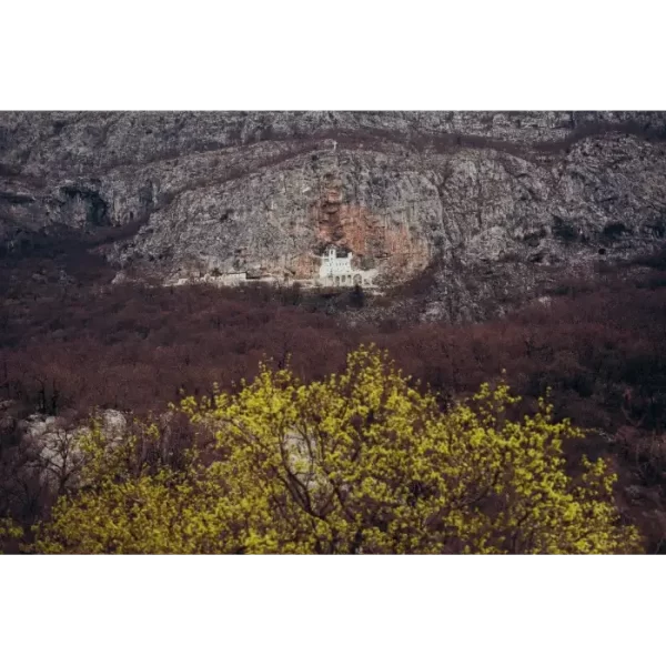 Manastir Ostrog okružen stijenama
