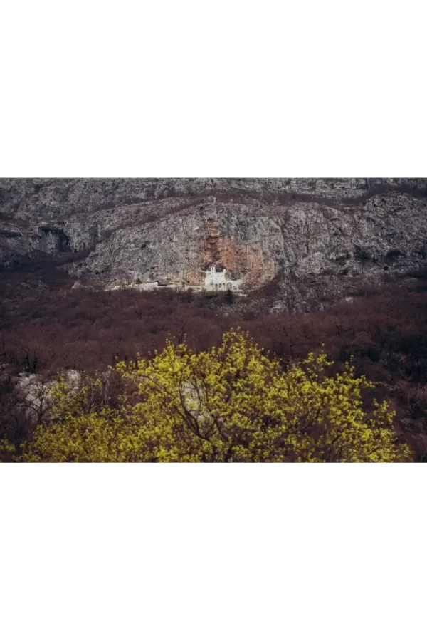 Manastir Ostrog okružen stijenama