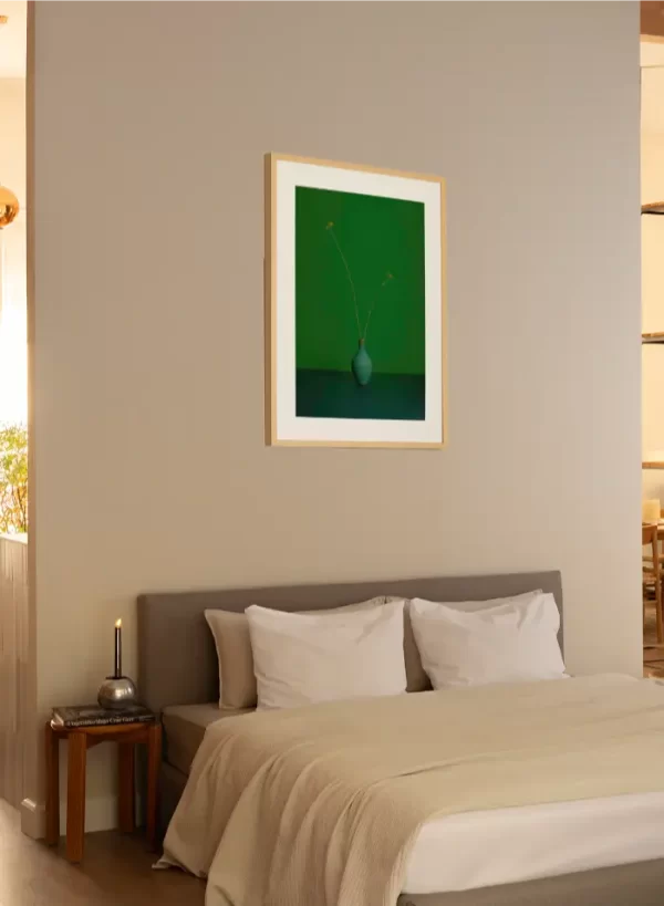 Dva cvijeta trave u maloj zelenoj vazi - slika na zidu medium