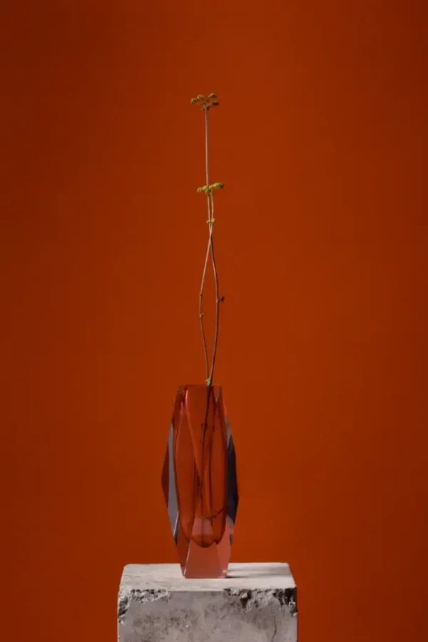 Dva isprepletena cvijeta u vazi.