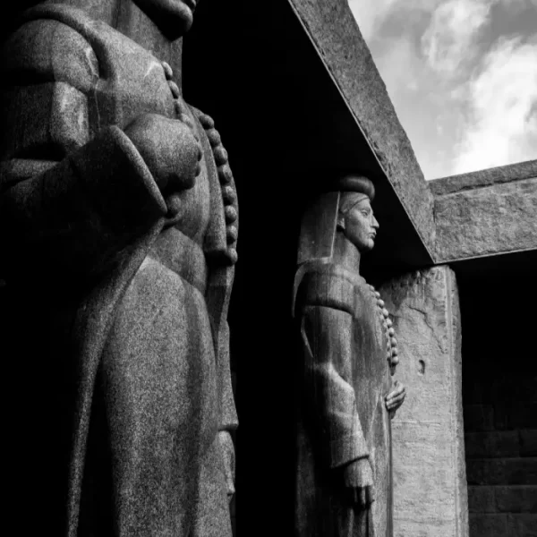 Karijatide sa mauzoleja Njegošu, na Lovćenu.