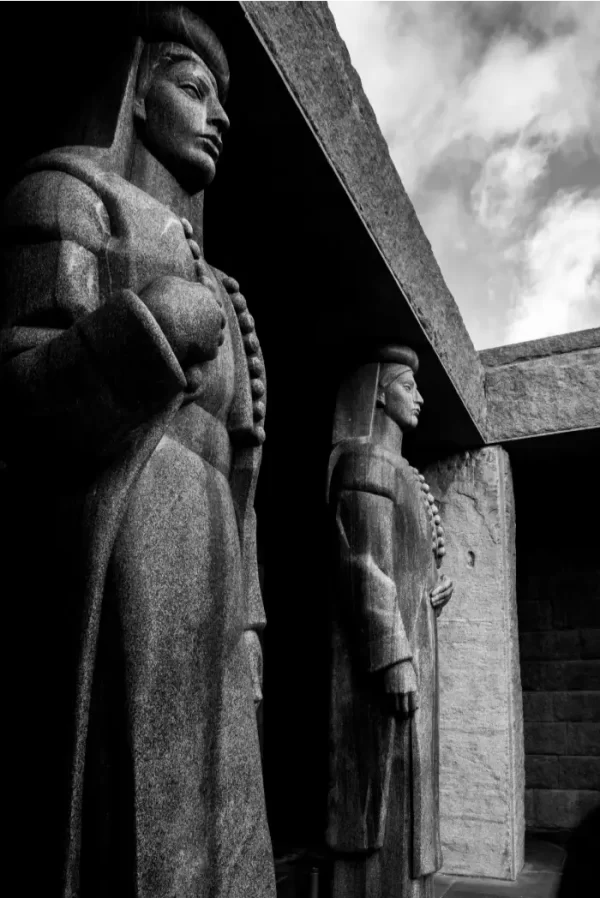 Karijatide sa mauzoleja Njegošu, na Lovćenu.