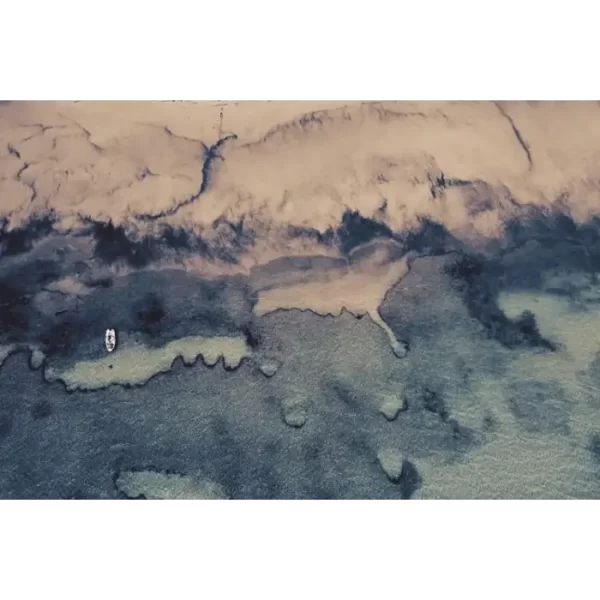 Koloritna morska obala sa čamcem i mrežom za odbojku.