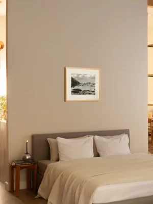 Stado ovaca visoko na planini, pod oblacima - slika na zidu sobe small