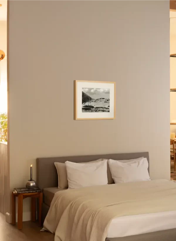 Stado ovaca visoko na planini, pod oblacima - slika na zidu sobe small