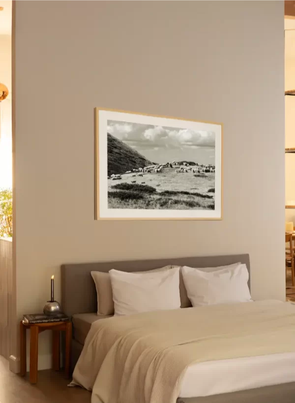 Stado ovaca visoko na planini, pod oblacima - slika na zidu sobe large