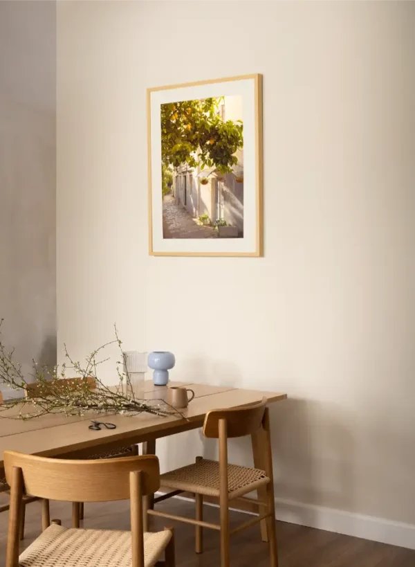 Prolaz kroz ulicu obraslu limunom - slika na zidu trpezarije medium