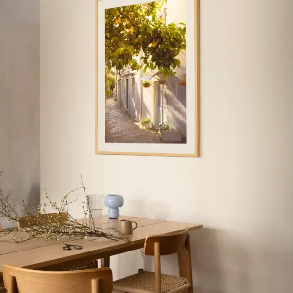 Prolaz kroz ulicu obraslu limunom - slika na zidu trpezarije large