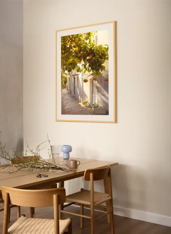 Prolaz kroz ulicu obraslu limunom - slika na zidu trpezarije large