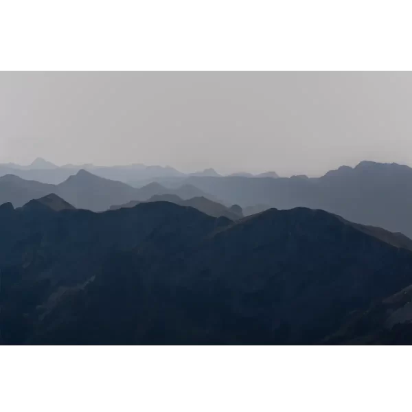 Monohromna fotografija plavih tonova planinskih vrhova koja se vide sa vrha Komova