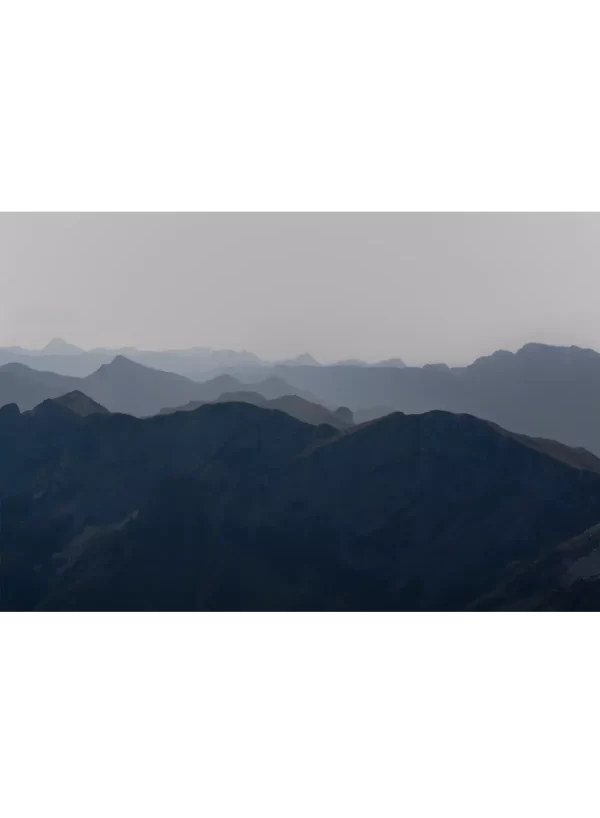 Monohromna fotografija plavih tonova planinskih vrhova koja se vide sa vrha Komova