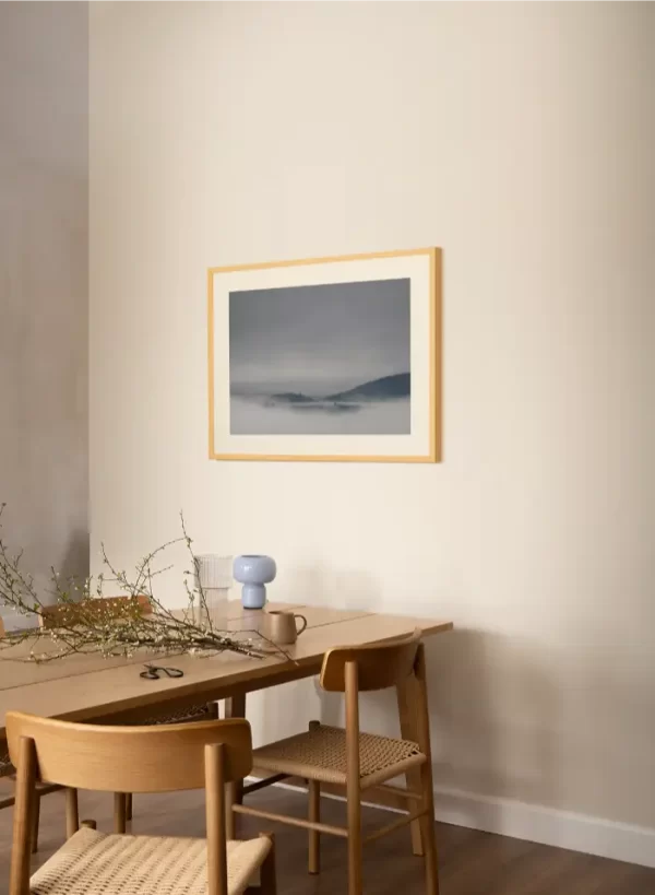 Selo na brdu u magli - slika za zid medium