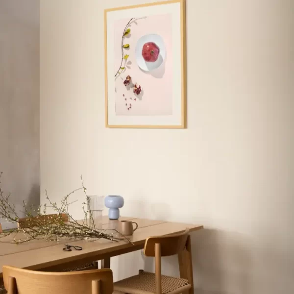 Šipak na tanjiru na stolu - slika za zid medium