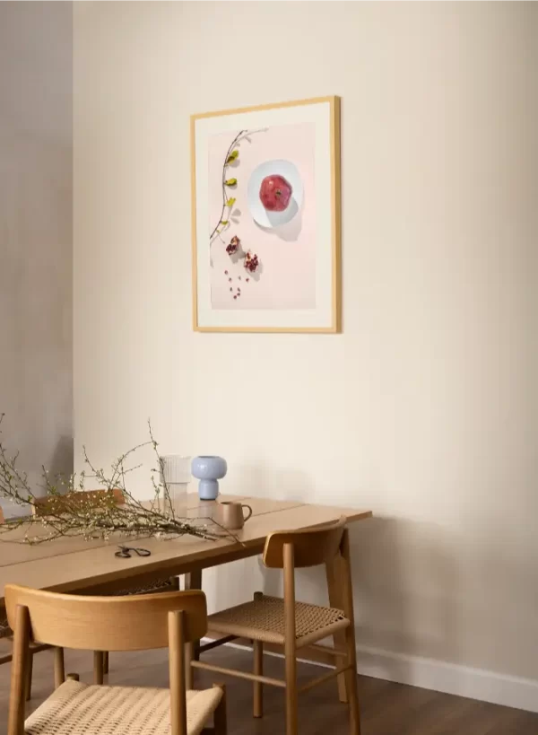 Šipak na tanjiru na stolu - slika za zid medium