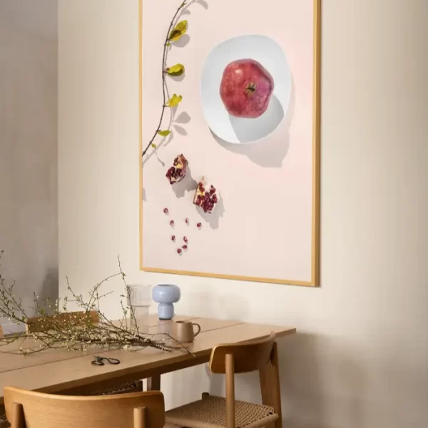 Šipak na tanjiru na stolu - slika za zid x large