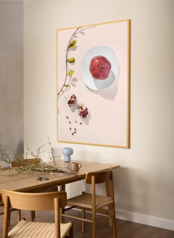 Šipak na tanjiru na stolu - slika za zid x large