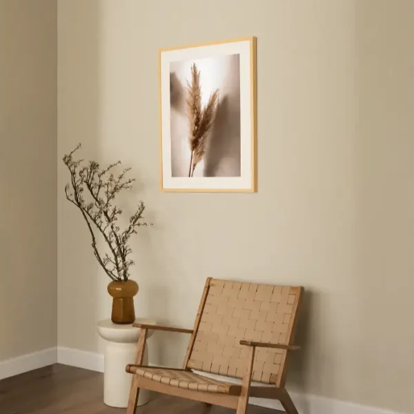 Pampas trava prislonjena uz zid sa patinom - slika za zid medium