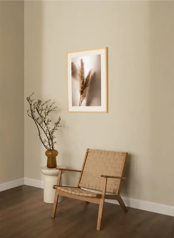 Pampas trava prislonjena uz zid sa patinom - slika za zid medium