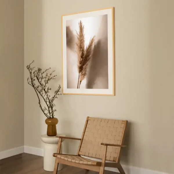 Pampas trava prislonjena uz zid sa patinom - slika za zid large