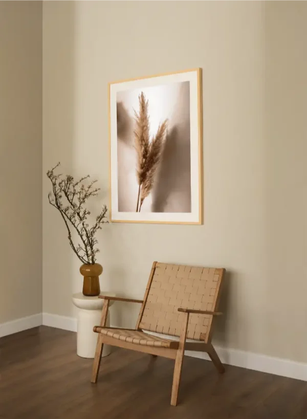 Pampas trava prislonjena uz zid sa patinom - slika za zid large