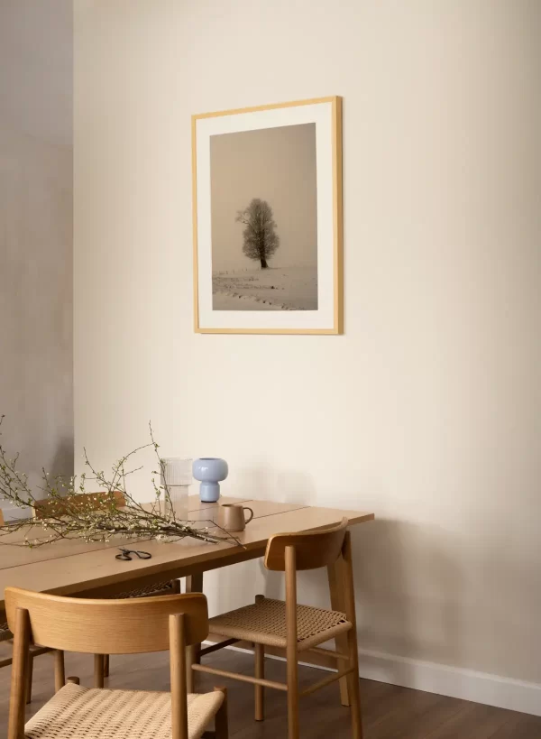 Drvo i soko na grani, u snijegu - slika na zidu medium