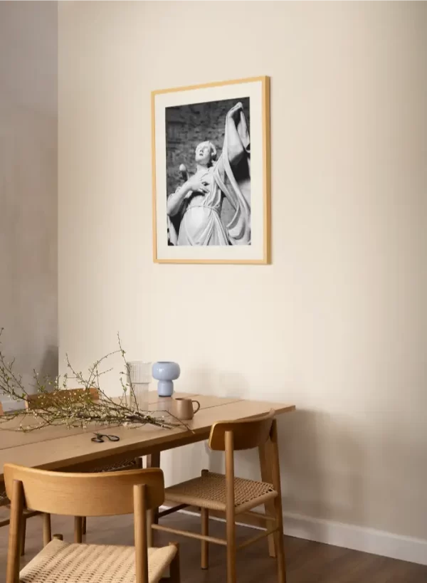 Statua koja izgleda iznenadjeno - slika na zidu trpezarije medium