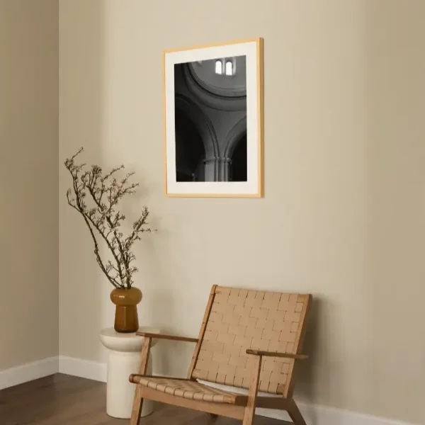 Stub iz crkve sa prozorima kroz koje probija svjetlost - slika na zidu medium