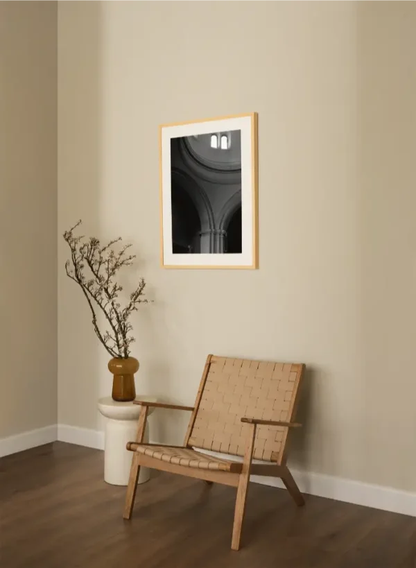 Stub iz crkve sa prozorima kroz koje probija svjetlost - slika na zidu medium