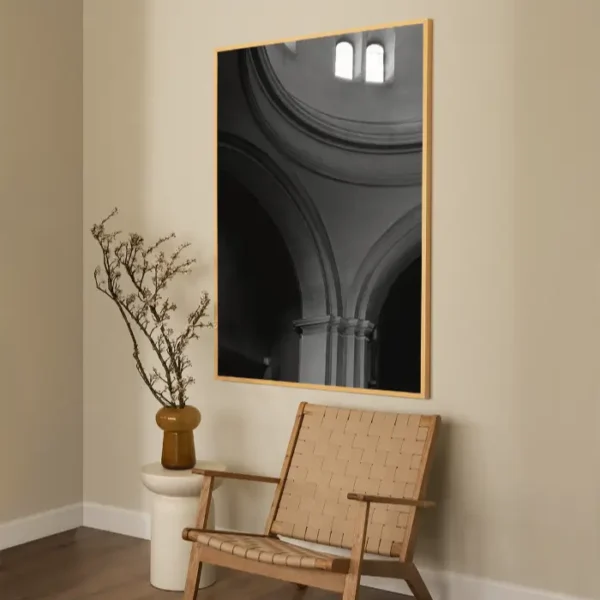 Stub iz crkve sa prozorima kroz koje probija svjetlost - slika na zidu x large