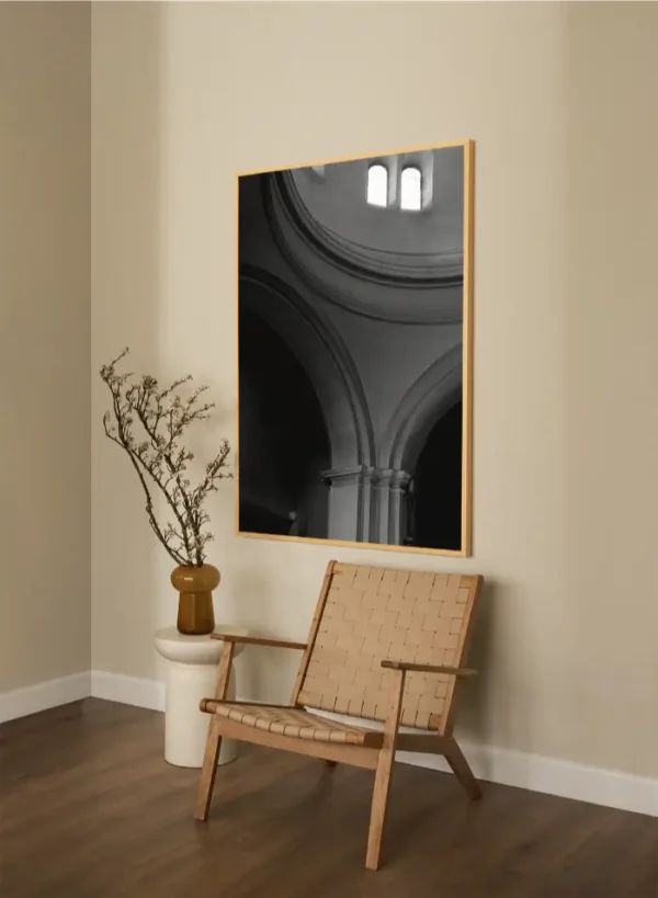 Stub iz crkve sa prozorima kroz koje probija svjetlost - slika na zidu x large