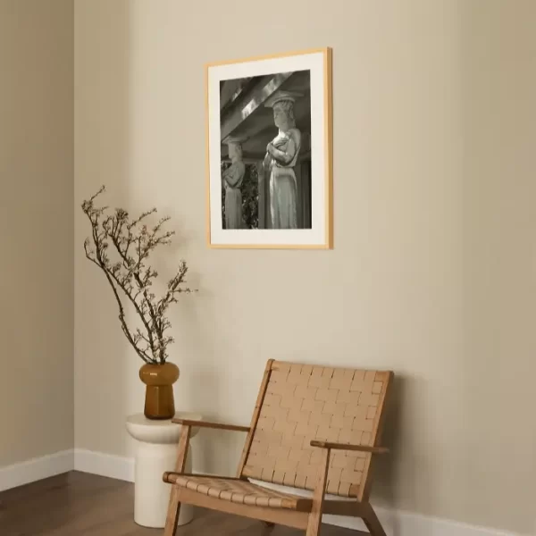 Karijatide koje drže ruke na grudima - slika za zid medium