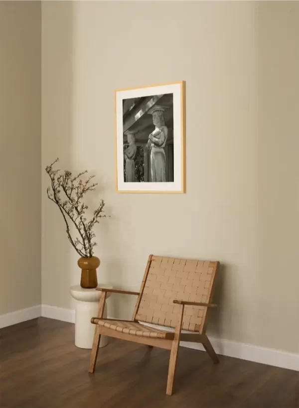 Karijatide koje drže ruke na grudima - slika za zid medium